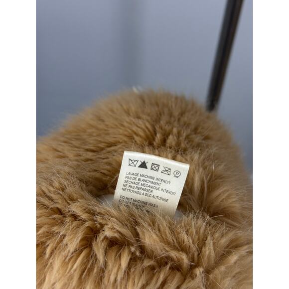 Carven Faux Fur Beige Collar Scarf with Toggle Closure – Luxe Winter Neck Wrap - Picture 5 of 6